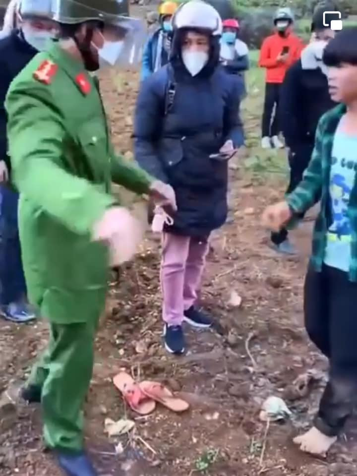 Xung quanh hai em, người lớn và cả những thiếu niên khác đứng xung quanh, nhưng không ai có động thái ngăn cản hay góp ý gì.