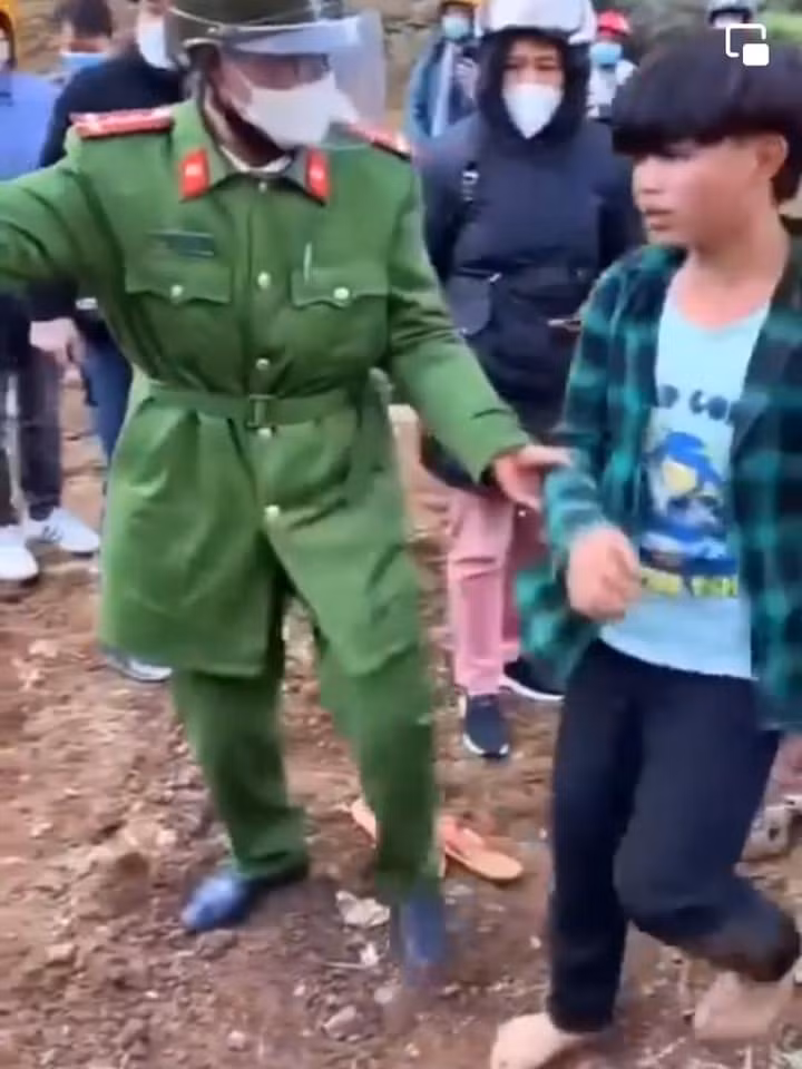 Đây không phải là cảnh trêu đùa hay quay clip cho vui, mà là tục bắt vợ - một trong những tục lệ của người Mông.