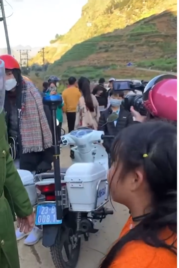 Nhưng cũng có nhiều cô bé khác đã bị "bắt vợ" khi đang trên đường đi chơi, đi học chỉ vì sự biến tướng của tục lệ này.