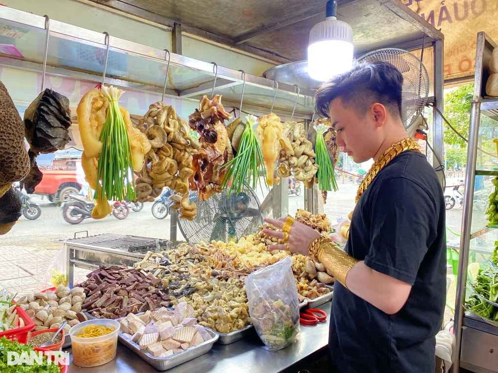 Thậm chí, Cường tiết lộ cậu có hẳn một bộ sưu tập vòng - nhẫn vàng: 2 bộ vòng, 3 sợi dây chuyền, 10 nhẫn và 2 lắc tay, tổng 80 cây vàng.