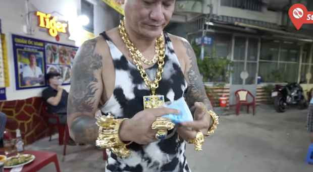 Trước khi nổi tiếng với việc hai vợ chồng chủ quán đeo vàng thì Ốc Loan đã được nhiều người biết đến là một địa điểm quen thuộc với những ai sành ăn ốc. Để có được cơ ngơi như ngày hôm nay, anh Dũng cho rằng đó là quá trình cố gắng, tích lũy lâu dài