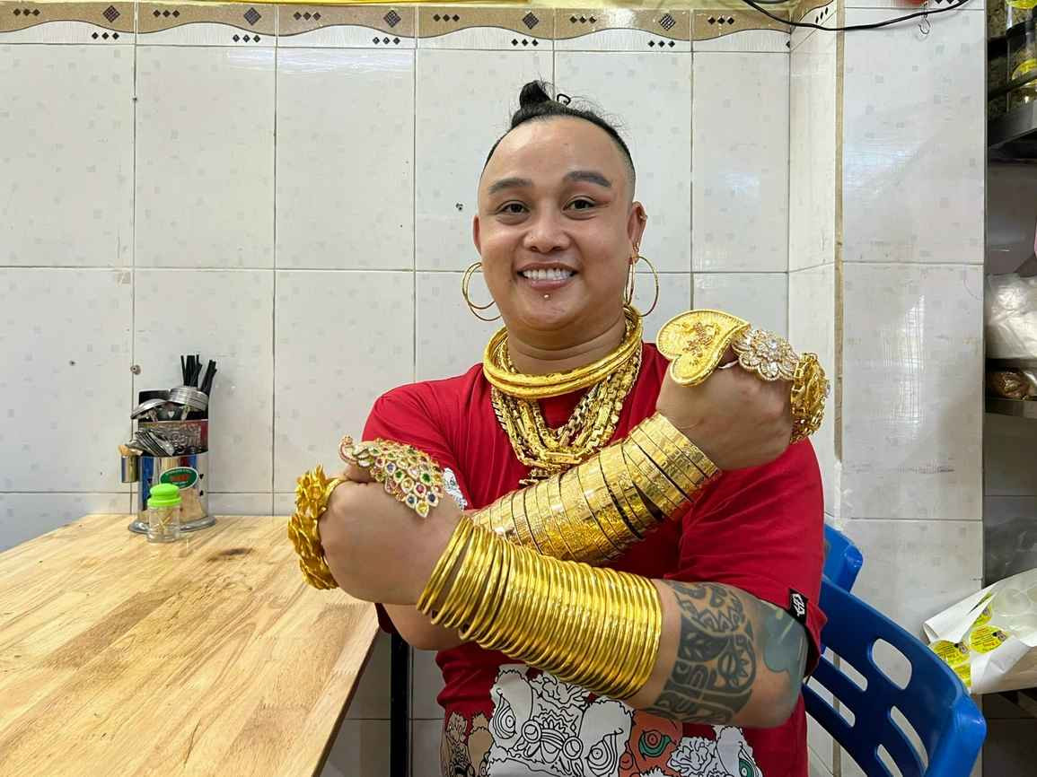 Đặc biệt, trang Oddity Central cũng đưa tin về câu chuyện của Ngọc Thuận. Khi đi ra khỏi TP.HCM, Thuận thuê vệ sĩ riêng, còn khi ở trong thành phố ai cũng biết phong cách đeo vàng của anh nên khá an toàn.