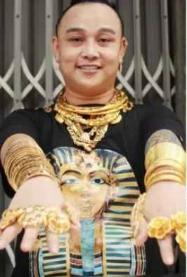 Bất cứ ai vào quán đều thích thú trước anh chủ quán "dát vàng" lên người, tính tình xởi lởi, miệng luôn tươi cười, chào mời khách.