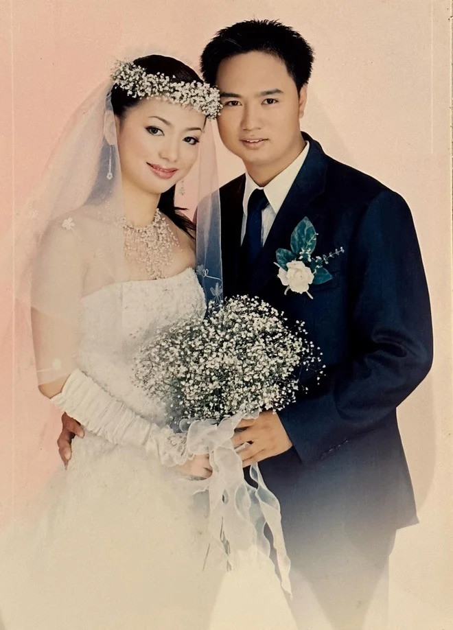 Chỉ cần những bộ đồ đơn giản và trang điểm nhẹ, bố mẹ cũng khiến con cái thời nay phải ngỡ ngàng vì đẹp chẳng kém diễn viên Hồng Kông.