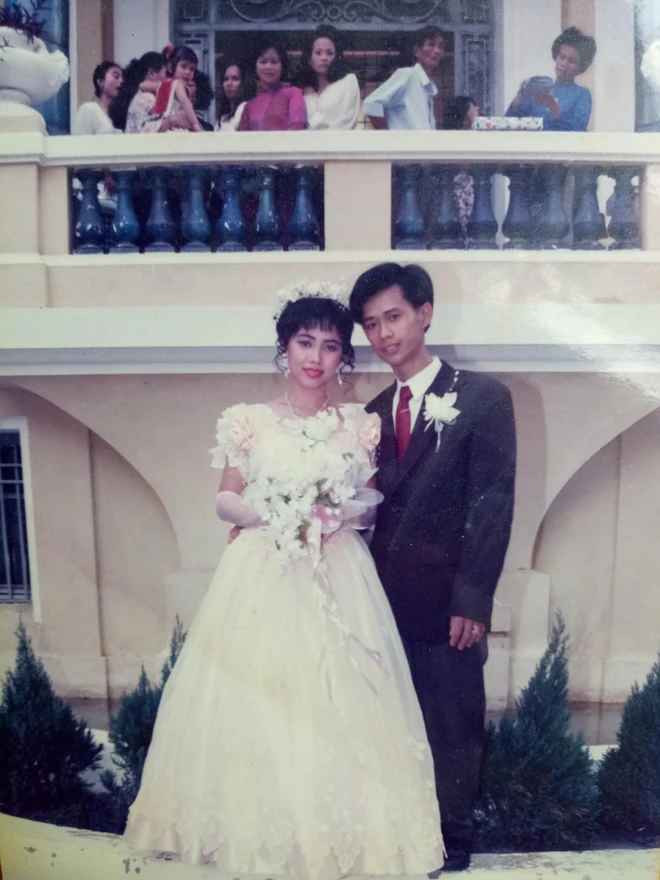 Chiếc ảnh cưới của bố mẹ còn được giữ gìn khá cẩn thận đến ngày nay.