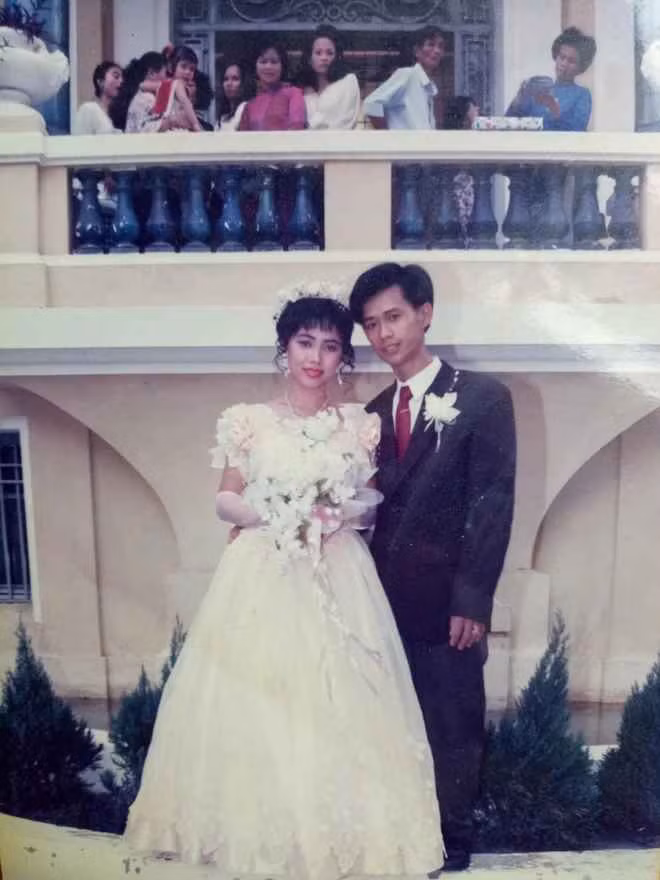 Chiếc ảnh cưới của bố mẹ còn được giữ gìn khá cẩn thận đến ngày nay.