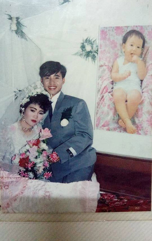 Ảnh cưới trong phòng tân hôn cách đây khoảng gần 20 năm.