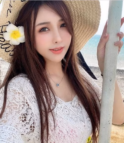 Hot girl nong bong Dai Loan khoe den My tiem vaccine bi chi trich-Hinh-4