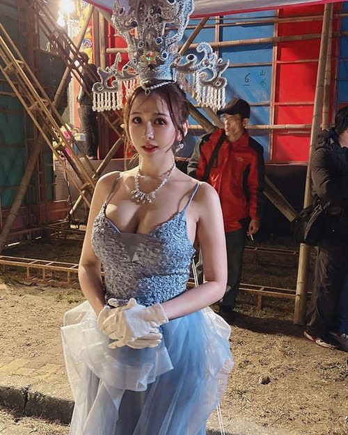 Hot girl nong bong Dai Loan khoe den My tiem vaccine bi chi trich-Hinh-6