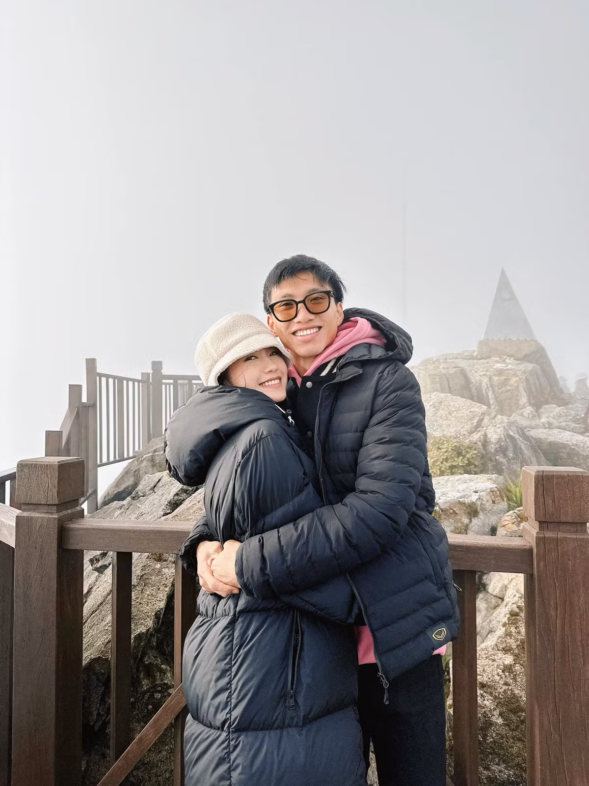 Kể từ khi công khai hẹn hò, cặp đôi trai tài gái sắc thường xuyên “phát đường” cho dân mạng bằng những khoảnh khắc thân mật bên nhau mọi lúc mọi nơi, những chuyến du lịch, chuyến về thăm quê hay hẹn hò đời thường.