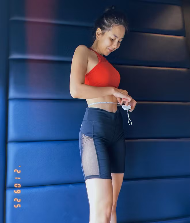 Hiện tại Mai Ngọc đang sở hữu vòng eo 58,5cm với cơ bụng cực kì thon gọn.