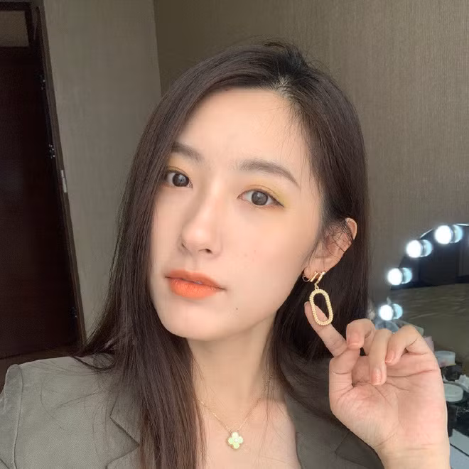 Ở thời điểm hiện tại, Vũ Mông vẫn còn độc thân. Cô nàng còn nhiều dự định chưa thực hiện nên chưa nghĩ tới chuyện yêu đương.