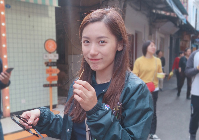 Cô em gái Vũ Đồng gây ấn tượng với những vlog về du lịch, ẩm thực, cuộc sống cũng như cách học tiếng Anh của mình. Chính bởi vậy, cô nàng lại theo đuổi phong cách tự nhiên, đơn giản.