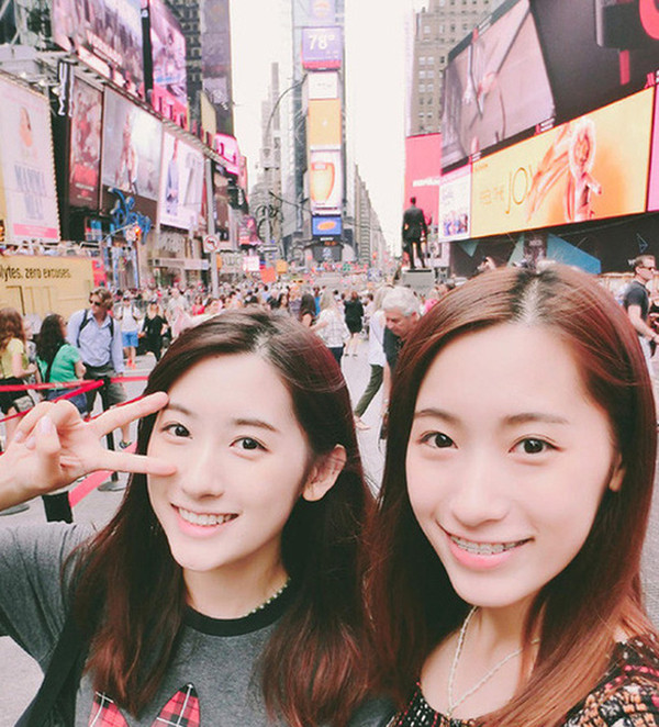 Tôn Vũ Mông (tên tiếng Anh là Sara) và Tôn Vũ Đồng (tên tiếng Anh là Lara) là cặp song sinh Trung Quốc thời gian qua chiếm sóng trên MXH đất nước đông dân nhất thế giới. 2 cô gái này không chỉ sở hữu yêu kiều mà còn có tấm lòng phục vụ tổ quốc khiến nhiều người ngưỡng mộ.