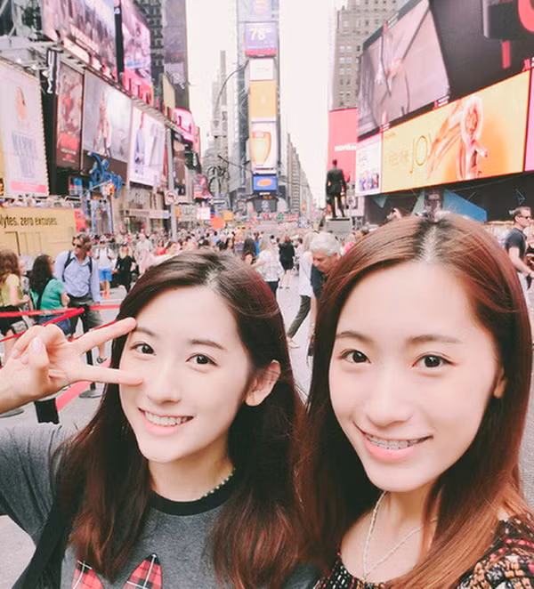 Tôn Vũ Mông (tên tiếng Anh là Sara) và Tôn Vũ Đồng (tên tiếng Anh là Lara) là cặp song sinh Trung Quốc thời gian qua chiếm sóng trên MXH đất nước đông dân nhất thế giới. 2 cô gái này không chỉ sở hữu yêu kiều mà còn có tấm lòng phục vụ tổ quốc khiến nhiều người ngưỡng mộ.