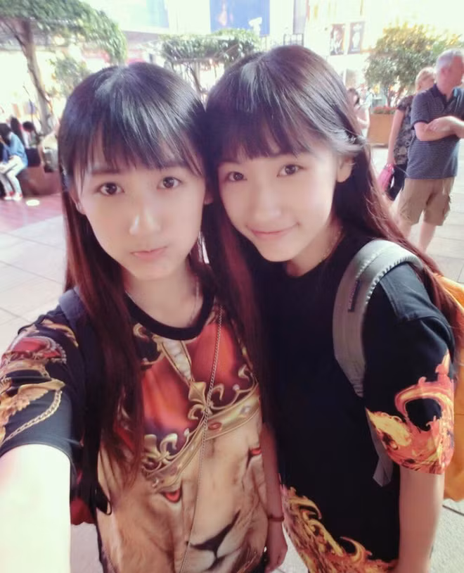 Tôn Vũ Mộng và Vũ Đồng là cặp chị em sinh đôi nổi tiếng. Cách đây 6 năm, hình ảnh hai chị em bỗng lan truyền khắp mạng xã hội bởi vẻ đẹp trong sáng, dễ mến cùng bảng thành tích học tập ấn tượng.