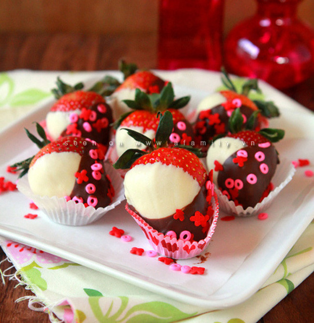 Không hiểu người làm ra món này có phải độc thân quá lâu rồi đâm ra "quạo" hay vì cố tình muốn tạo ra một món quà Valentine có 1-0-2 mà lại biến những quả dâu tây xinh đẹp trở nên xấu xí tới vậy.