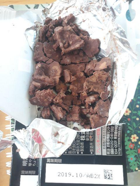 Đặt mua chocolate online tặng người yêu, anh chàng nhận ngay cái kết đắng ngắt khi mở ra bên trong mọi thứ đều vỡ vụn,