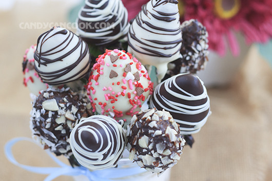 "Ủa quà Halloween mà bán lộn qua Valentine hả?", "Ám ảnh mà không dám ăn dâu tây nữa luôn á." hay "Halloween chứ Valentine gì món quà này, nhìn khiếp quá đi" là những dòng bình luận mà dân mạng để lại dưới hộp quà kinh dị trên.