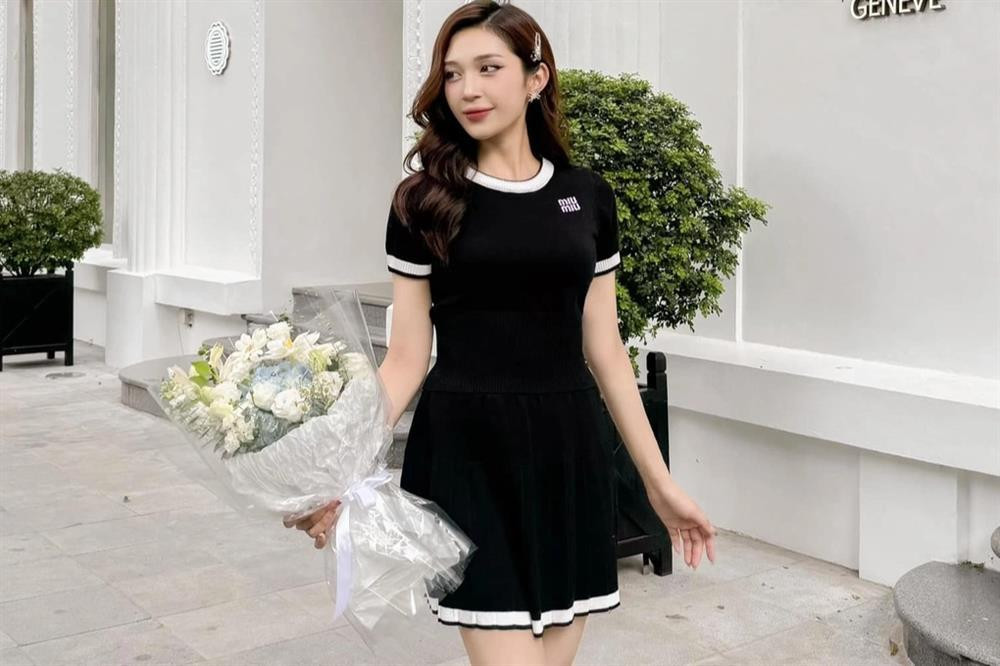 Là người chỉn chu trong cách ăn mặc, nữ biên tập viên thường ưu tiên lựa chọn những mẫu váy dáng ngắn, có họa tiết đơn giản, màu sắc trung tính.