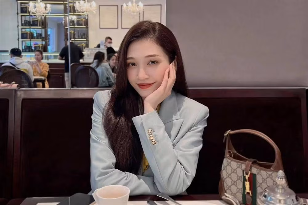 Ngoài công việc chính là biên tập viên thể thao, người đẹp sinh năm 1995 còn chuyển hướng sang lĩnh vực kinh doanh thời trang và tập trung phát triển sự nghiệp cá nhân.