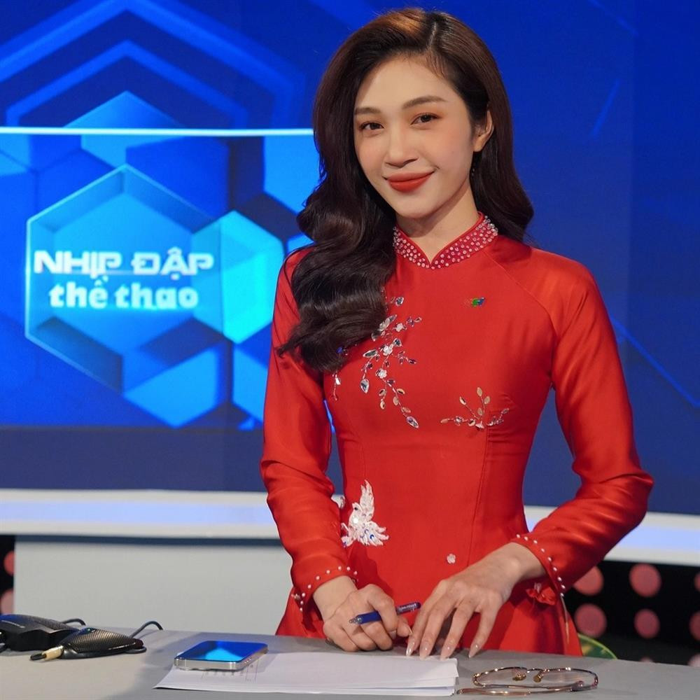 Trần Ngọc Anh (SN 1995, Bắc Giang) là biên tập viên mảng thể thao trên sóng VTV. Cô được khán giả biết đến nhiều hơn khi có cơ hội dẫn chính trong bản tin "Nhịp đập 360 độ thể thao", "Thể thao 24/7"