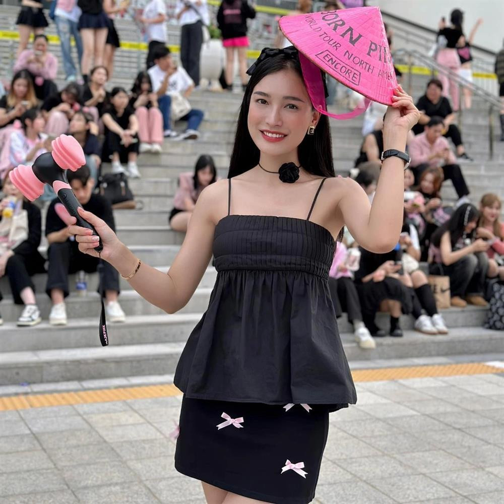 Khác với hình ảnh nghiêm túc khi lên sóng truyền hình, Linh Thủy bên ngoài là cô nàng cá tính, năng động. Nữ biên tập viên sinh năm 1992 không ngại trải nghiệm những phong cách mới được giới trẻ quan tâm.