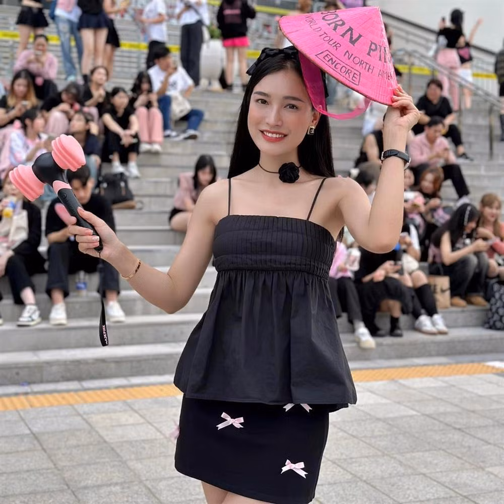 Khác với hình ảnh nghiêm túc khi lên sóng truyền hình, Linh Thủy bên ngoài là cô nàng cá tính, năng động. Nữ biên tập viên sinh năm 1992 không ngại trải nghiệm những phong cách mới được giới trẻ quan tâm.