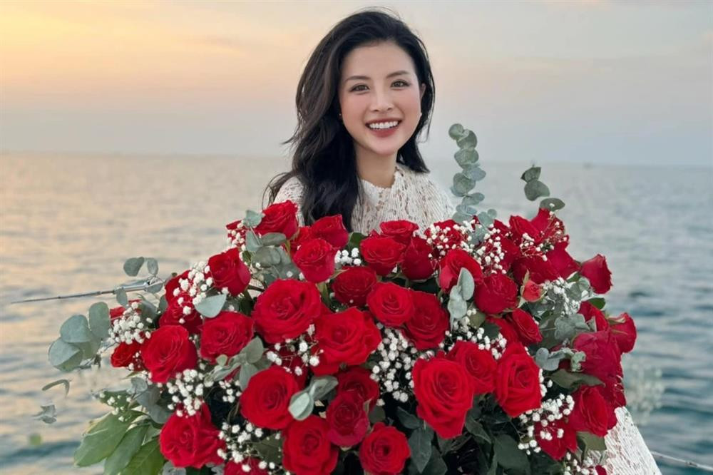 Nữ biên tập viên nổi tiếng khi sở hữu khối tài sản lớn ở tuổi 30. Nhiều lần, người đẹp gốc Hải Dương khiến khán giả chú ý khi xuất hiện cùng những chiếc túi xách hàng hiệu có giá trị đắt đỏ.