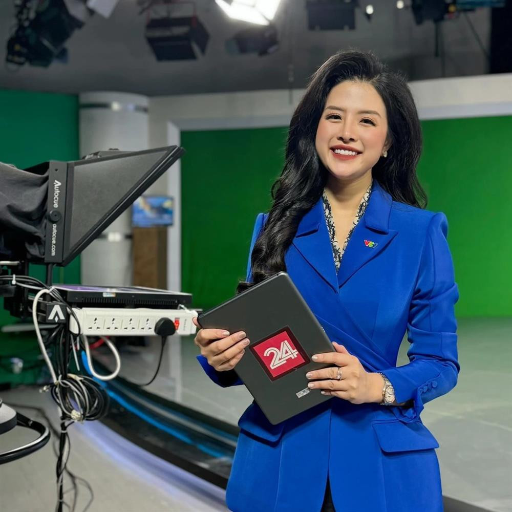 Đào Hải Vân (SN 1994, Hải Dương) là gương mặt quen thuộc với khán giả thông qua nhiều bản tin như "Giờ vàng 24", "Tài chính tiêu dùng", "Y tế 24h"... phát sóng ở kênh VTV1. Cô nàng tạo thiện cảm với khán giả bằng lối dẫn dắt tinh tế và dễ hiểu