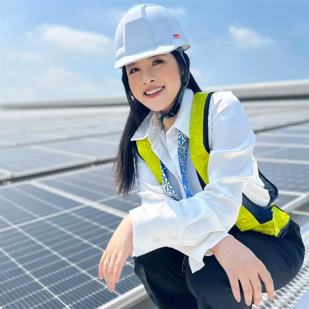 Bên cạnh vẻ ngoài xinh đẹp, Hải Vân còn có bảng thành tích học tập ấn tượng. Cô từng sở hữu hai tấm bằng cử nhân tại Đại học Ngoại ngữ - Đại học Quốc gia Hà Nội và Đại học Khoa học xã hội nhân văn.