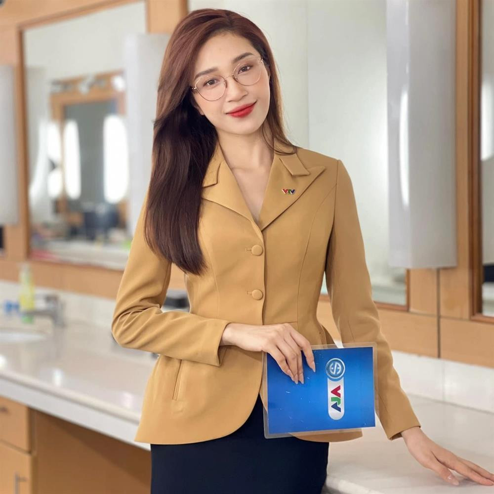 Với gương mặt thanh thoát, vóc dáng mảnh mai, Ngọc Anh tự tin theo đuổi phong cách thời trang nhẹ nhàng, nữ tính.