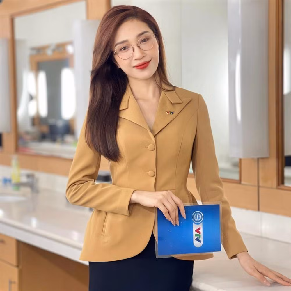 Với gương mặt thanh thoát, vóc dáng mảnh mai, Ngọc Anh tự tin theo đuổi phong cách thời trang nhẹ nhàng, nữ tính.