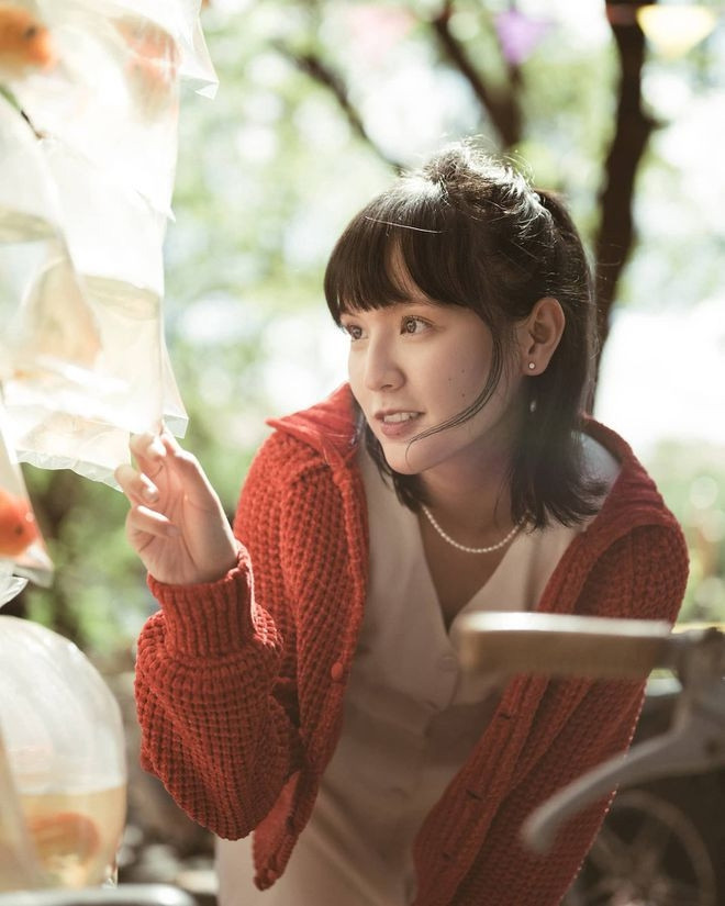 Tuy nhiên, nhiều netizen nhận xét mái tóc của Hải Tú là điểm trừ to đùng khi nhìn như bị bết, khiến visual của cô nàng bị 'dìm' đi đôi phần.