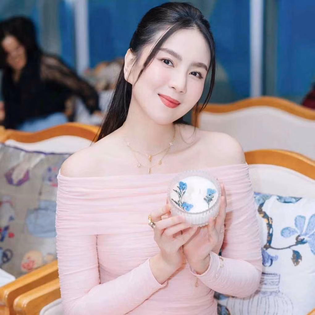 Trước khi gắn bó với công việc người dẫn chương trình tại VTV, Mai Ngọc được cộng đồng mạng biết đến với biệt danh "Ngọc Xinh" và là gương mặt quen thuộc của các cuộc thi nhan sắc dành cho lứa tuổi học sinh, sinh viên