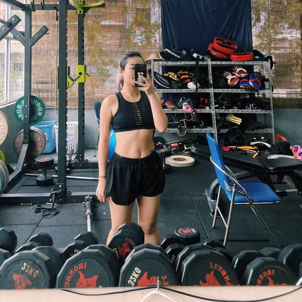 Khi ở đỉnh cao sự nghiệp, Mi Vân bất ngờ thông báo kết hôn và hạ sinh con gái đầu lòng có tên Bào Ngư. Sau đó không lâu, cả hai quyết định "đường ai nấy đi" trong âm thầm.