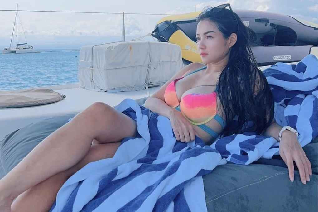 Gắn liền với hình tượng trưởng thành, quyến rũ từ khi mới vào nghề, Thủy Top không ngại khoe thân hình nóng bỏng trong trang phục có thiết kế cắt xẻ táo bạo