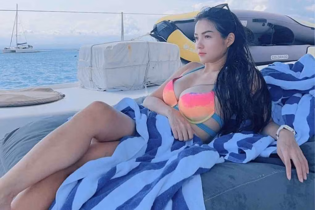 Gắn liền với hình tượng trưởng thành, quyến rũ từ khi mới vào nghề, Thủy Top không ngại khoe thân hình nóng bỏng trong trang phục có thiết kế cắt xẻ táo bạo