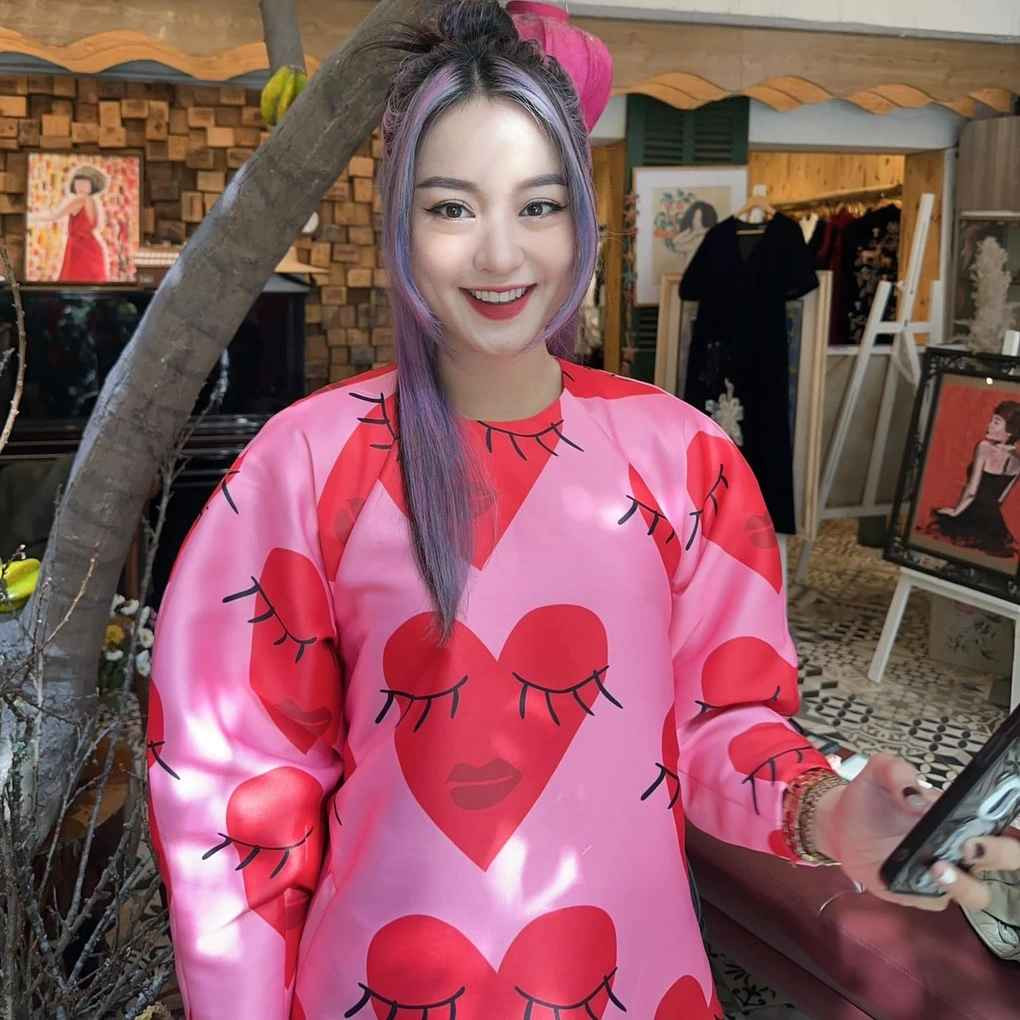 Mi Vân (tên thật Nguyễn Mi Vân, SN 1988, Hà Nội) là người mẫu ảnh, hot girl Hà thành đời đầu nổi tiếng với khuôn mặt bầu bĩnh, ngoại hình dễ thương.