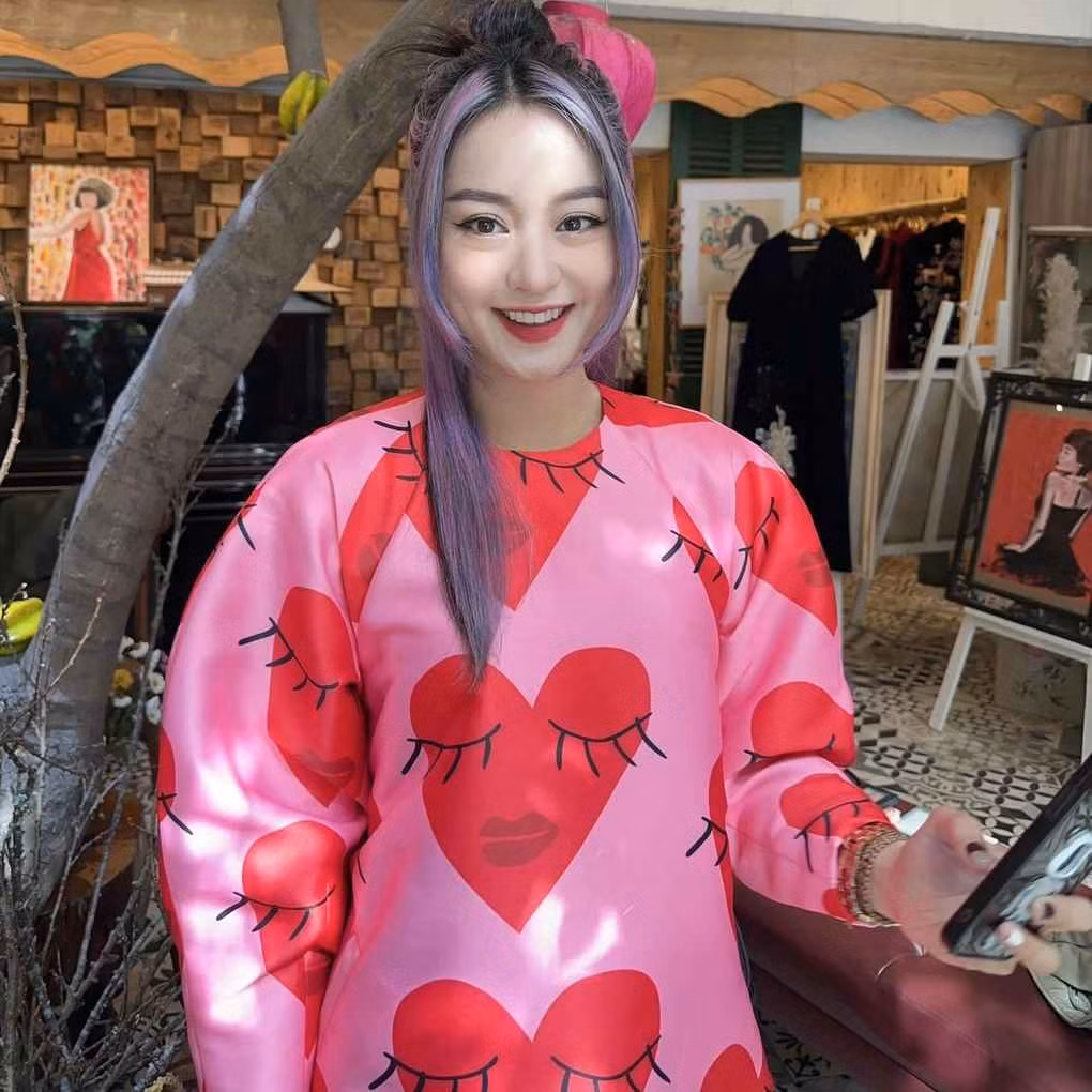 Mi Vân (tên thật Nguyễn Mi Vân, SN 1988, Hà Nội) là người mẫu ảnh, hot girl Hà thành đời đầu nổi tiếng với khuôn mặt bầu bĩnh, ngoại hình dễ thương.