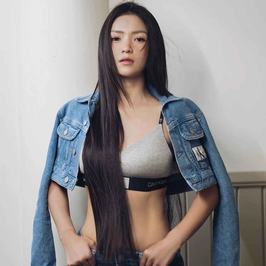 Thủy Top (tên thật Huỳnh Minh Thủy, SN 1989, Hà Nội) là người mẫu ảnh, diễn viên, ca sĩ được nhiều khán giả 9X yêu mến. Thời điểm mới nổi, cô là một trong số ít hot girl mạng tự tin theo đuổi phong cách gợi cảm, nóng bỏng