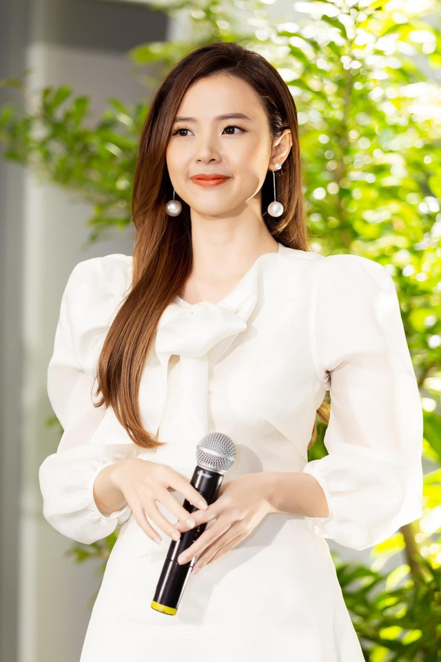 Những ngày qua, một bộ phận fans tò mò về phản ứng của Midu sau khi Phan Thành, tình cũ 6 năm của cô nàng hot girl bí mật làm đám hỏi với Trương Minh Xuân Thảo (hay còn gọi là Primmy Trương).