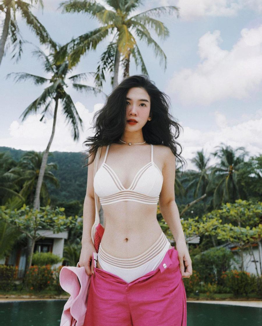 Chù Disturbia (Nguyễn Thị Vân Anh) được biết tới là một hot girl Sài thành xinh đẹp. Cô có lượng người theo dõi lớn trên trang cá nhân.