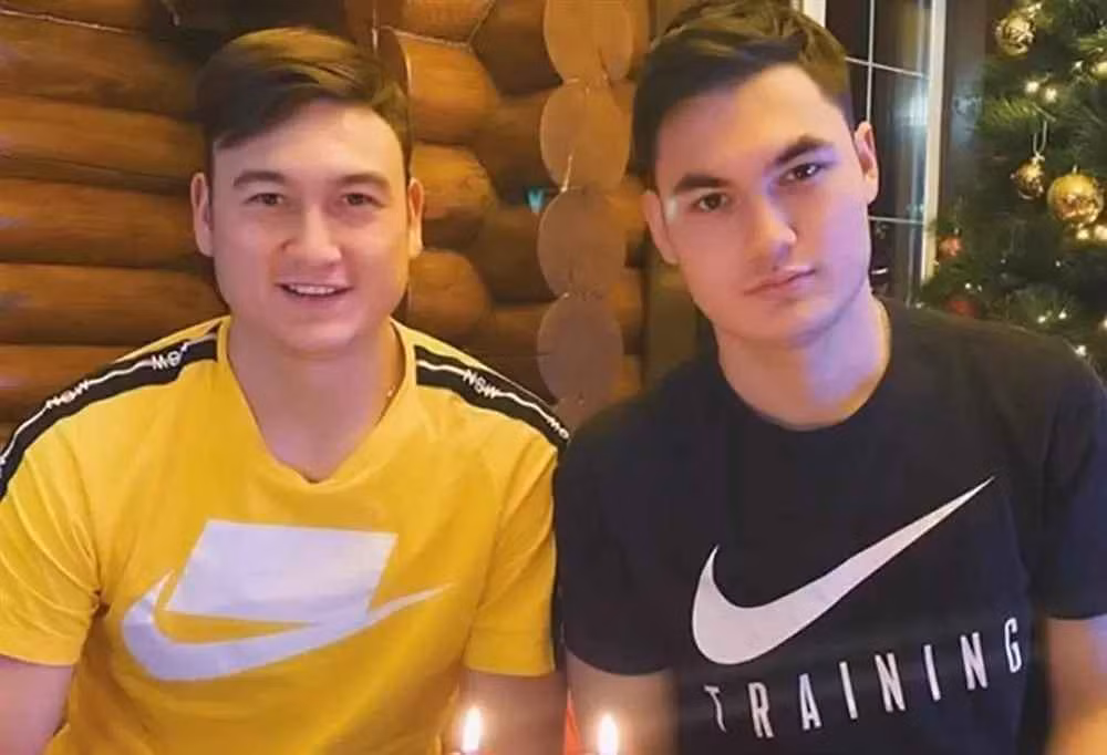 Đặng Văn Lâm là con cả trong gia đình. Dưới anh là em trai Đặng Văn Mạnh và cô em gái Thanh Giang. Hai em của thủ môn họ Đặng sinh sống cùng bố mẹ ở thủ đô Moscow của Nga.