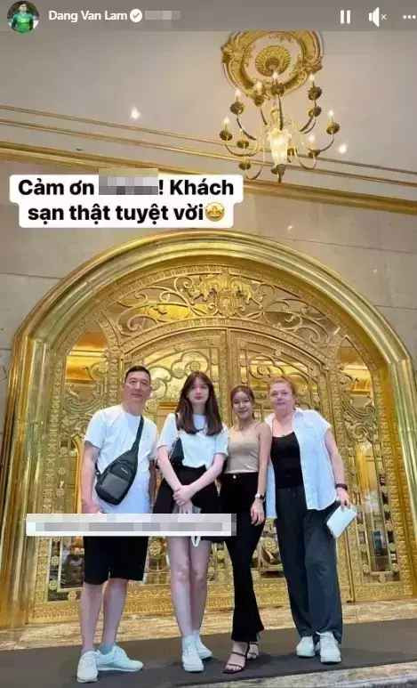 Đính kèm chia sẻ là hình ảnh Yến Xuân check-in trong thang máy. Song nhiều người tinh mắt nhận ra trong hình không chỉ có một mình nữ PT.