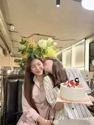 Ở diễn biến khác, trên story Facebook cá nhân Đặng Văn Lâm cũng đăng ảnh cùng em trai đi uống nước.