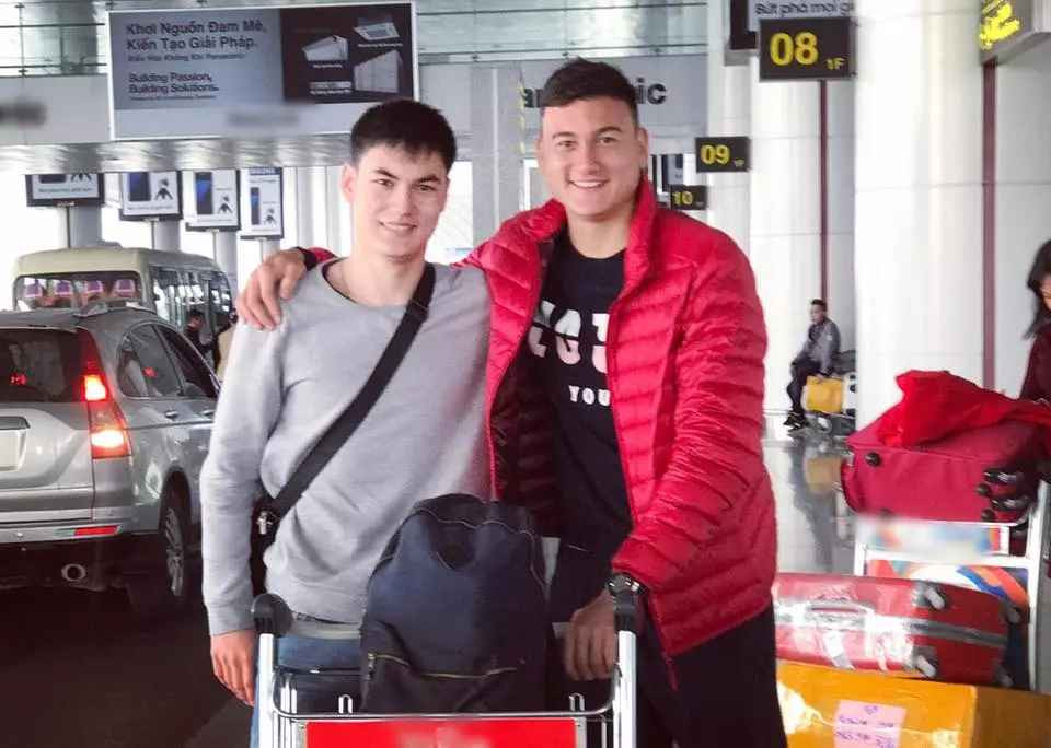 Bố Đặng Văn Lâm là nghệ sĩ múa Đặng Văn Sơn (anh em song sinh với NSƯT Đặng Văn Hùng - bố của diễn viên múa Linh Nga). Sau khi kết hôn với bà Olga Zhukova, họ sinh được 3 người con.