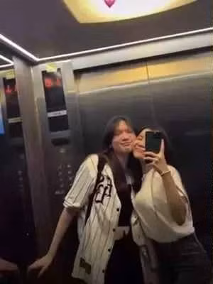 Không dừng lại ở đó, thủ môn lai hai dòng máu Nga - Việt còn được cho đứng đối diện với Văn Mạnh. Cả hai anh em đang mải mê trò chuyện trong lúc Yến Xuân chăm chú "sống ảo".