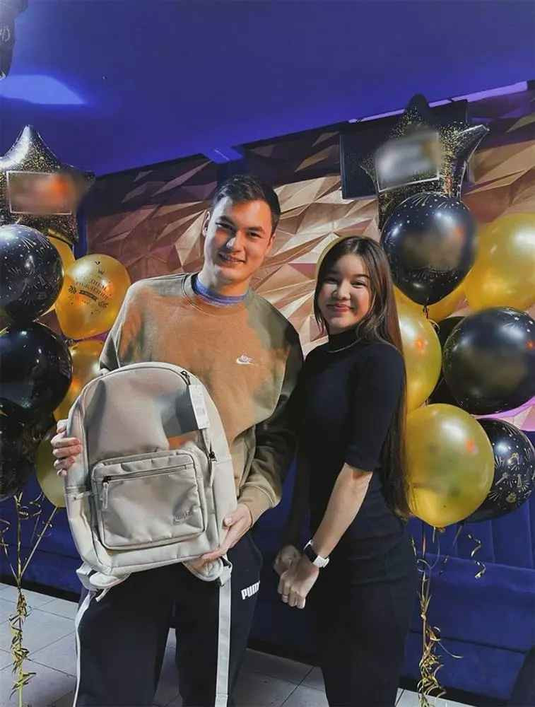 Điều này chứng tỏ Văn Mạnh đang có mặt tại Việt Nam, và chuyện chàng trai đi cùng anh trai và Yến Xuân là điều dễ xảy ra.