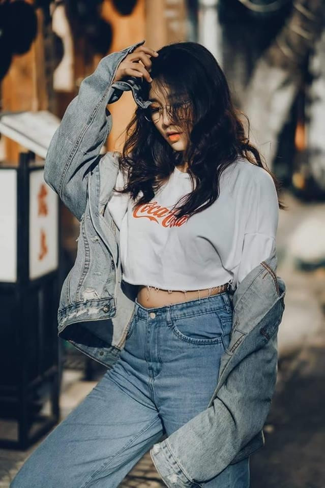 Tháng 10/2018, Tú Tri gây bất ngờ cho người hâm mộ khi làm lễ đính hôn cùng với người yêu đồng giới Yun Bin (tên thật là Thùy Dương, 27 tuổi).